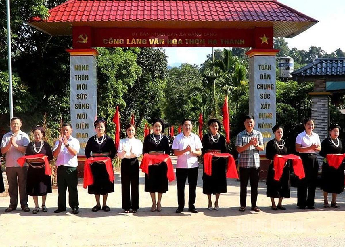Các đại biểu cắt băng khánh thành hai công trình.