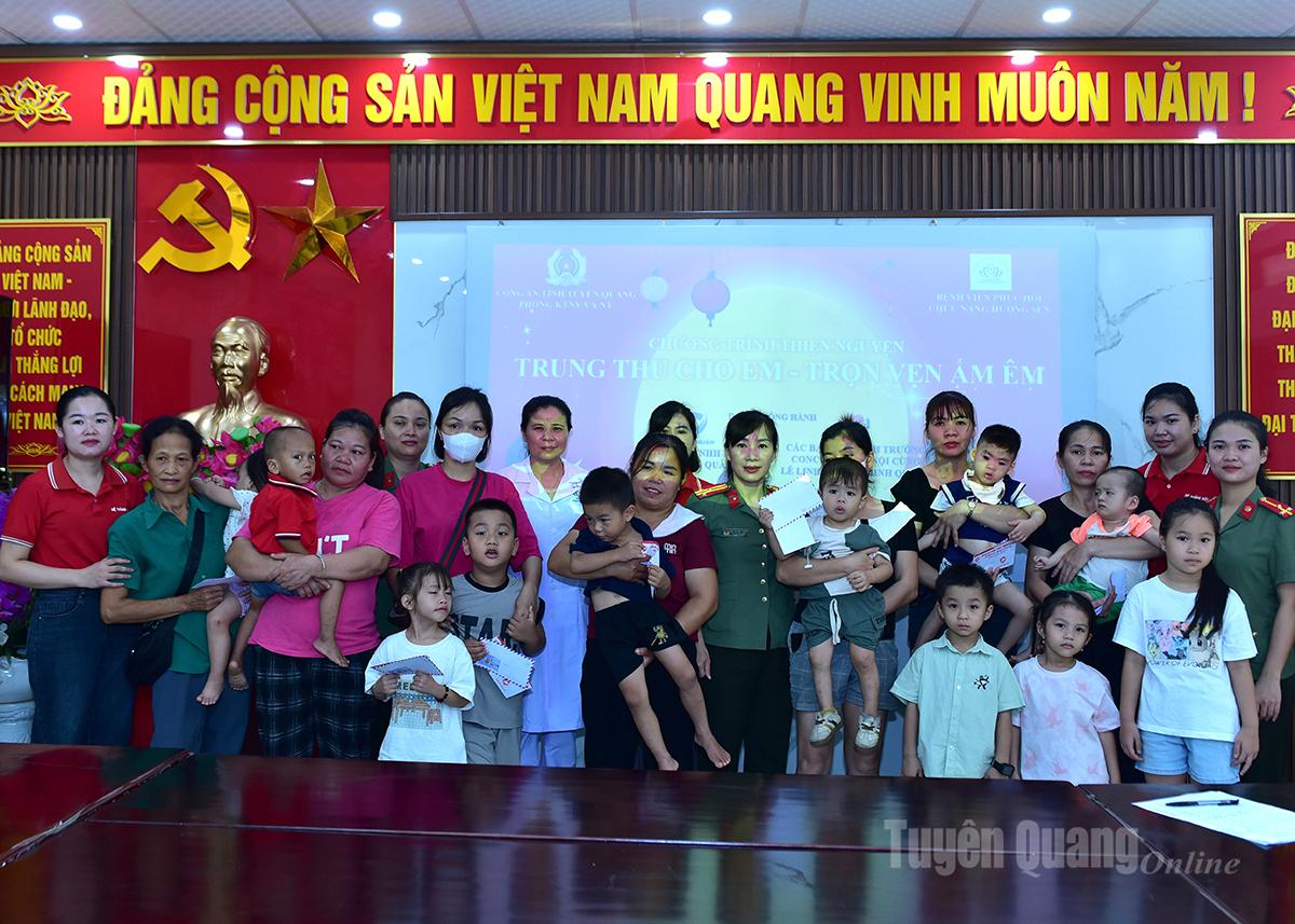 Các đơn vị, nhà tài trợ trao tặng quà cho các cháu có hoàn cảnh đặc biệt khó khăn đang điều trị tại Bệnh viện Phục hồi chức năng Hương Sen.