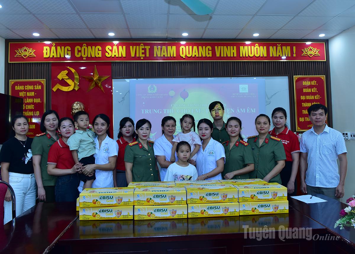 Các đơn vị, nhà tài trợ tặng 15 thùng sữa cho Bệnh viện Phục hồi chức năng Hương Sen để trao lại cho những cháu nhỏ đang điều trị tại bệnh viện.