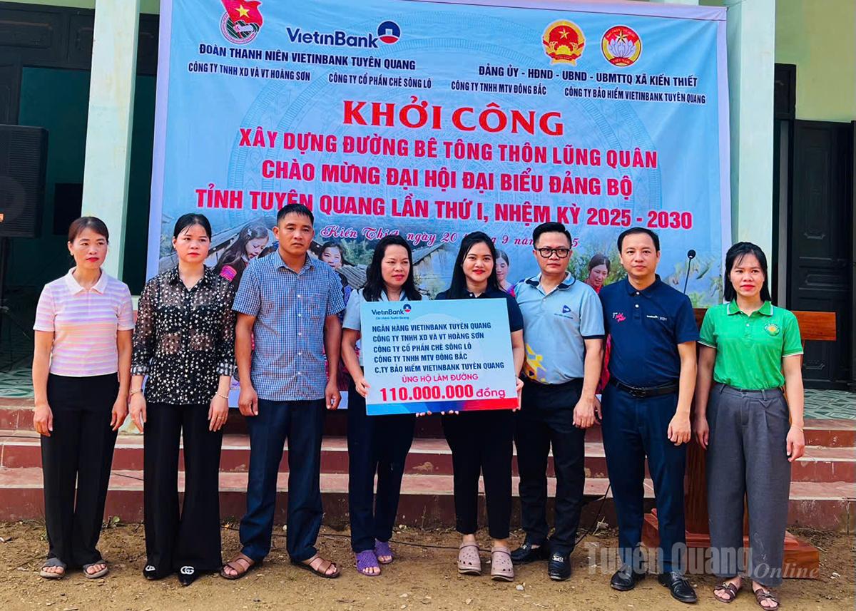 Đoàn thanh niên Ngân hàng VietinBank Tuyên Quang trao biển hỗ trợ làm đường bê tông nông thôn cho Ủy ban MTTQ xã Kiến Thiết.