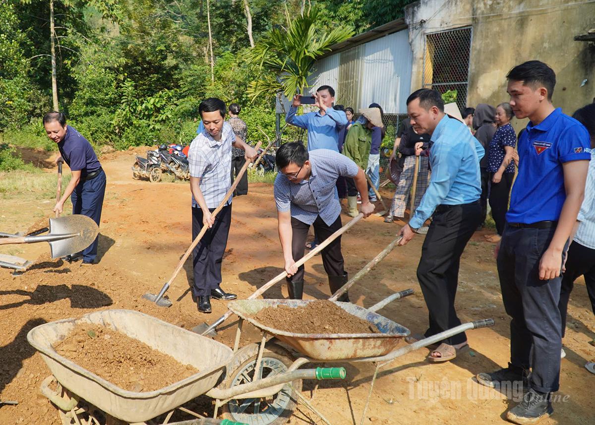 Các đại biểu khởi công đường bê tông nông thôn Lũng Quân, xã Kiến Thiết tỉnh Tuyên Quang.