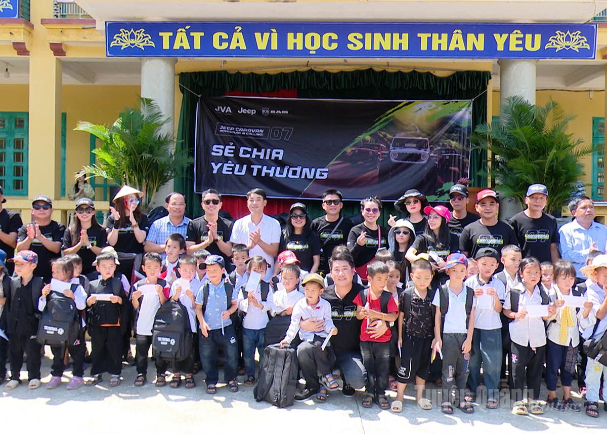 Đoàn thiện nguyện Jeeper tặng quà cho các em học sinh trường Phổ thông Dân tộc bán trú Tiểu học và THCS Phúc Yên.