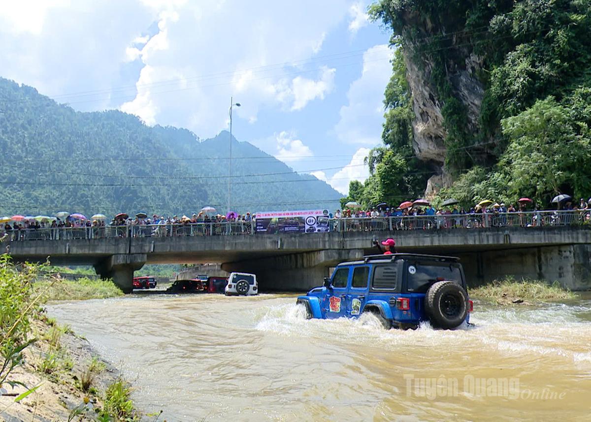 Đông đảo người dân đến xem buổi trình diễn xe Jeep địa hình tại suối Nặm Trang, xã Lâm Bình.