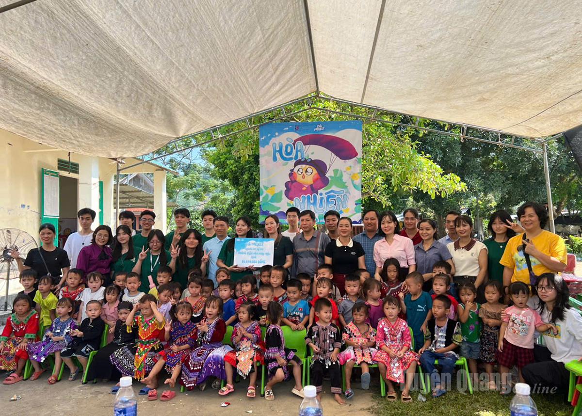 Đoàn thiện nguyện EVA Project trao tặng quà cho điểm trường Mầm non thôn Vĩnh Sơn, xã Đồng Yên.