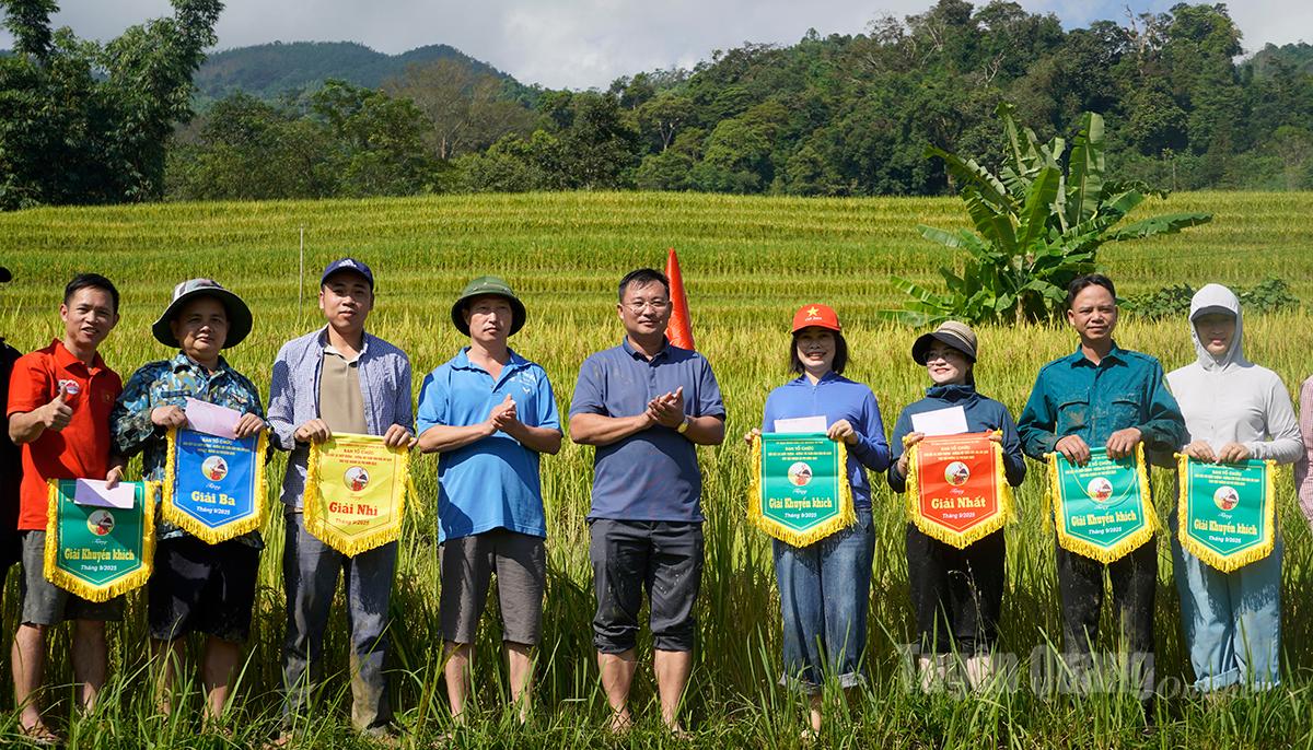 Ban tổ chức trao giải cho các đội thi.