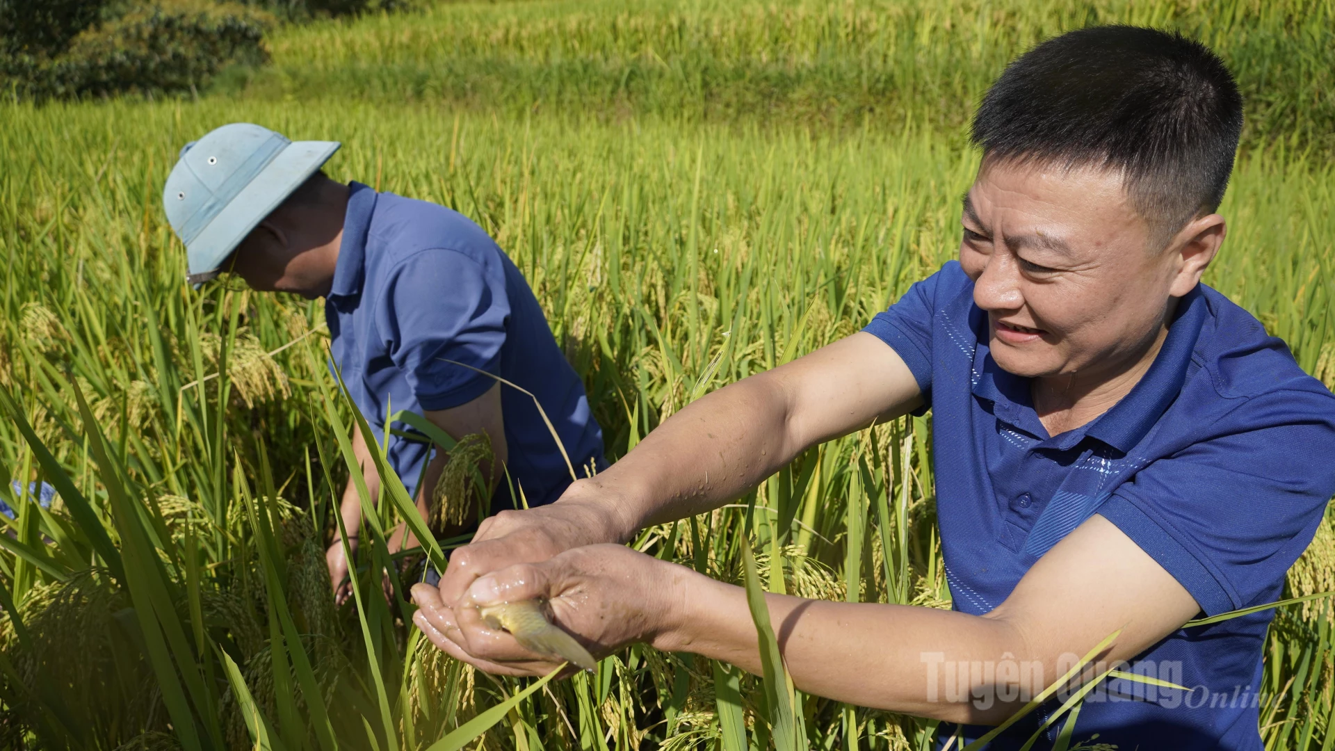 Niềm vui của các đội thi khi bắt được những con cá chép đầu tiên.