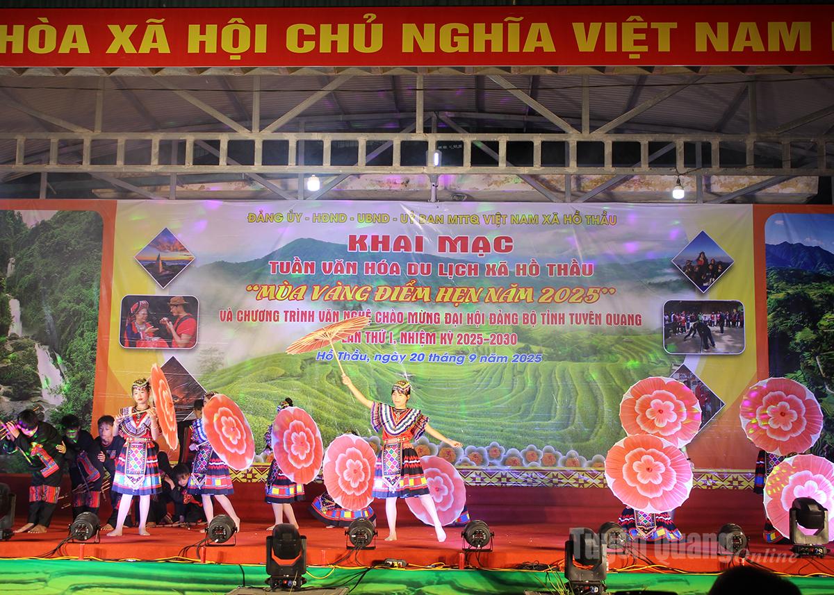 Tiết mục văn nghệ đặc sắc tại chương trình.