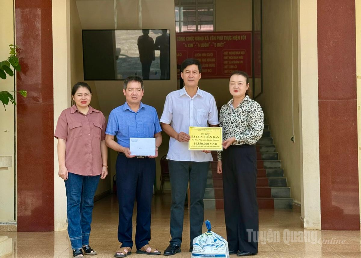 Báo và Phát thanh Truyền hình Tuyên Quang trao tiền hỗ trợ cho lãnh đạo Đảng ủy, UBND, Ủy ban MTTQ xã Yên Phú.
