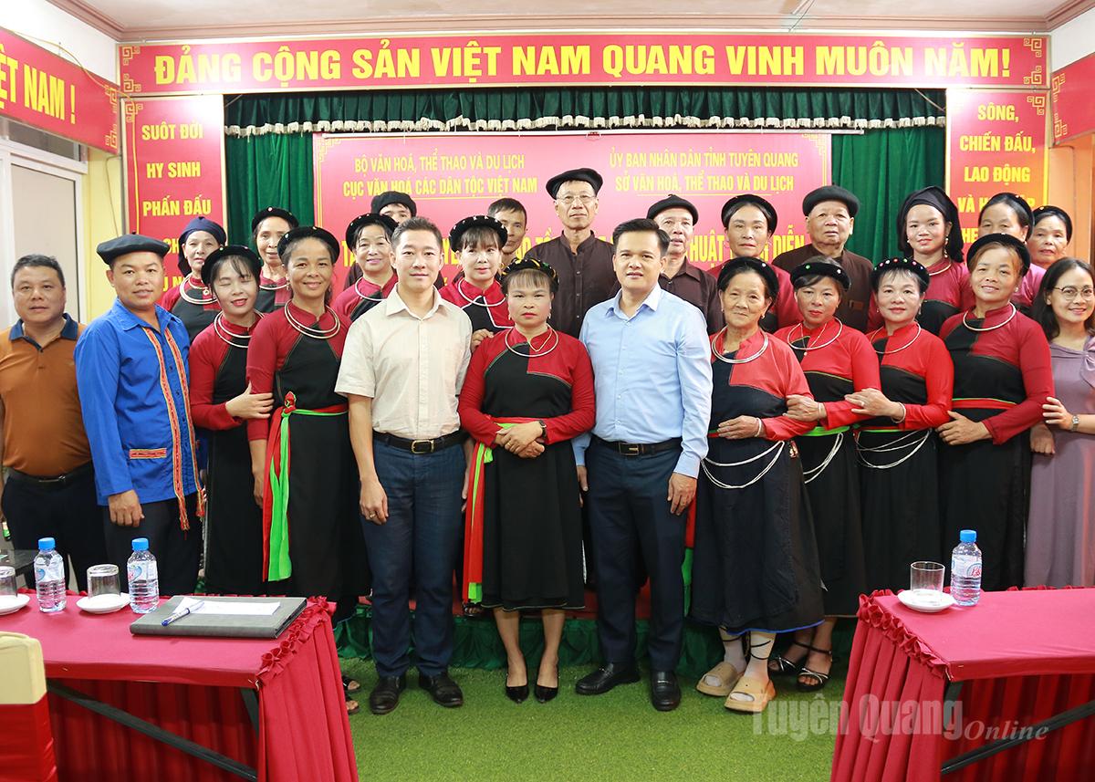 Đại diện lãnh đạo Cục Văn hóa các dân tộc Việt Nam; Sở Văn hóa, Thể thao và Du lịch tỉnh chụp ảnh lưu niệm với các học viên, nghệ nhân hát Sịnh ca Cao Lan.