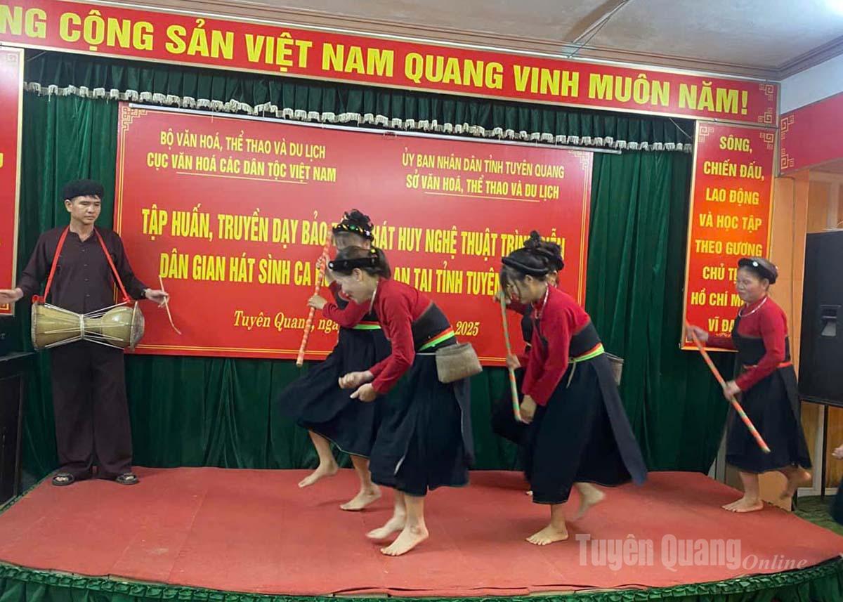 Các nghệ nhân trình diễn hát Sình ca Cao Lan tại lớp tập huấn.