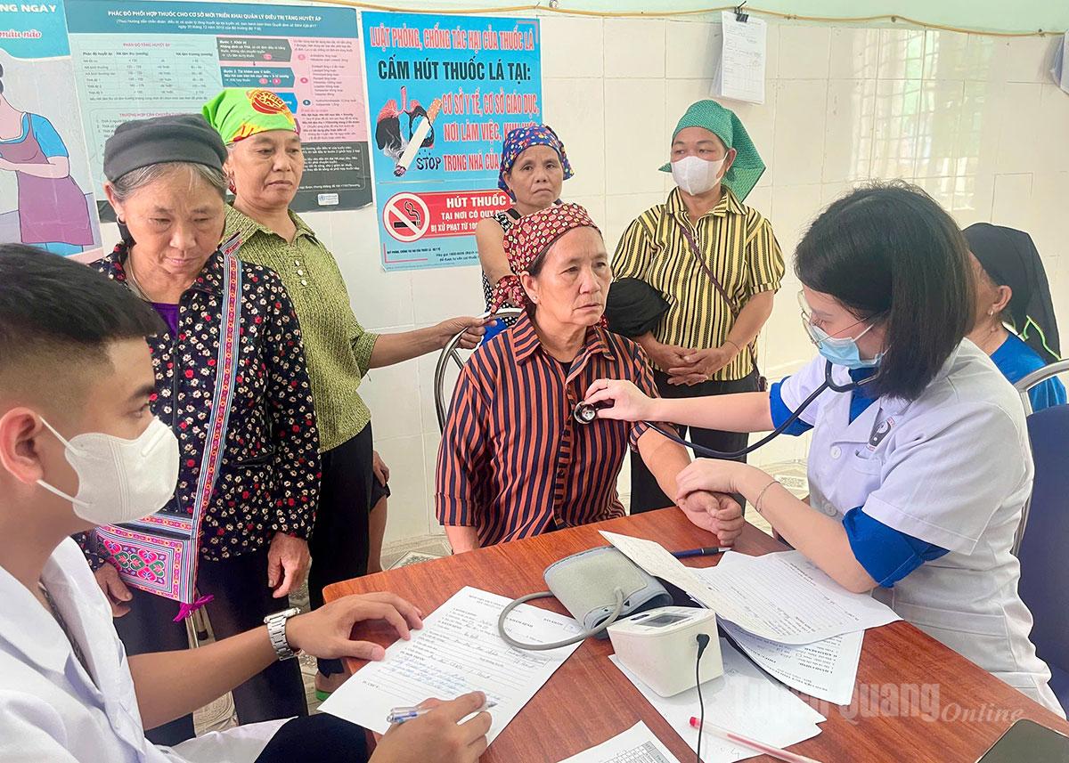 Người cao tuổi xã Tùng Bá được khám sức khỏe cơ bản.