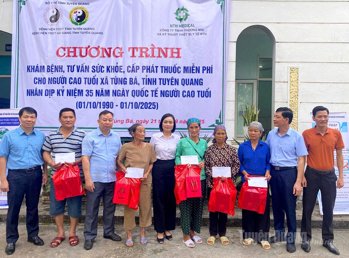 Đoàn tặng quà cho người cao tuổi có hoàn cảnh khó khăn, gia đình chính sách.
