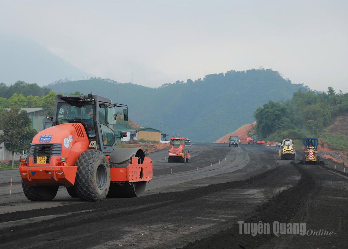 Cao tốc Tuyên Quang - Hà Giang đang được đẩy nhanh tiến độ. 					     Ảnh: Duy Tuấn