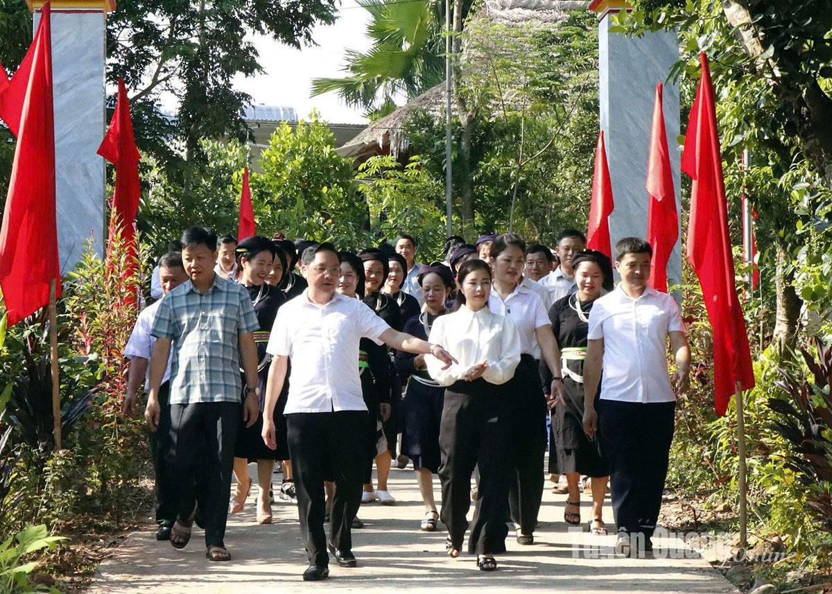 Niềm vui của cán bộ và Nhân dân xã Bằng Lang khi đưa vào sử dụng công trình Cổng chào thôn và đường bê tông thôn Hạ Thành, đây là công trình chào mừng Đại hội đại biểu Đảng bộ tỉnh lần thứ I.
nhóm P.V
