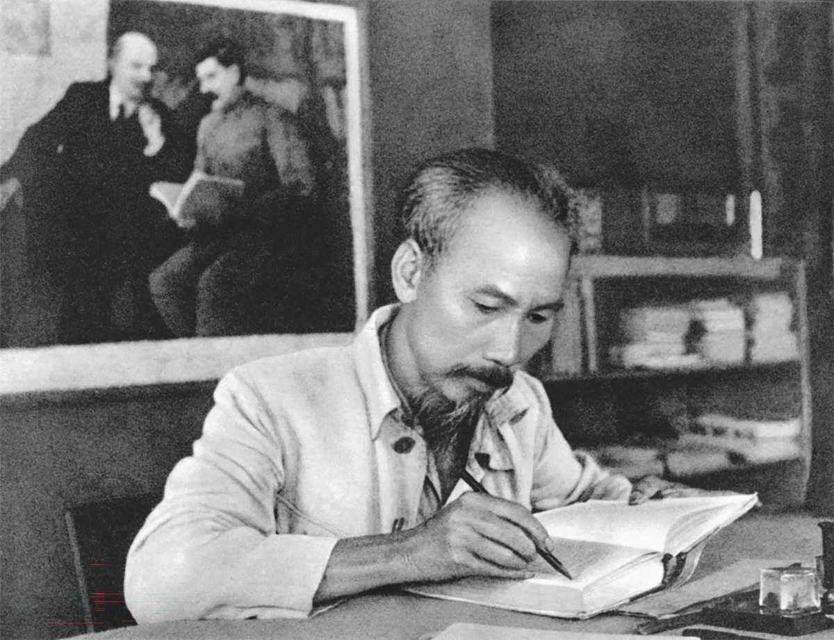 Chủ tịch Hồ Chí Minh trong phòng làm việc của Người tại căn cứ địa Việt Bắc, năm 1951, Ảnh tư liệu
