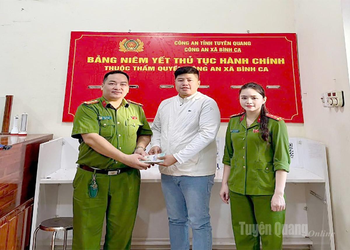 Đồng chí Đinh Cao Hoàn, đảng viên Chi bộ 1, Đảng bộ bộ phận số 2 đã nhận được tiền 200 triệu đồng vào tài khoản ngân hàng của mình, nghi do chuyển nhầm đã báo Công an xã Bình Ca để tìm và trao trả số tiền.
