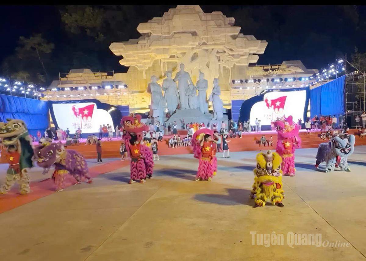 Múa lân là một phần không thể thiếu trong lễ hội Trung thu.