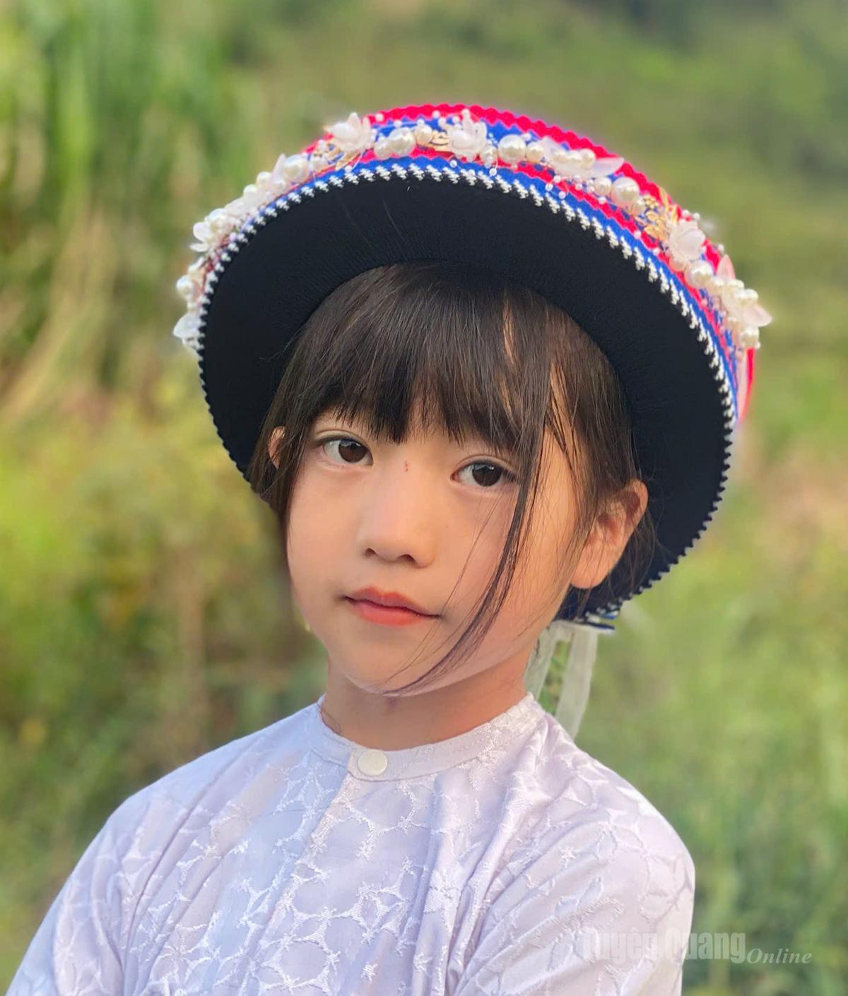 Bé Tuệ Mẫn diễn viên nhí                   dân tộc Mông ở Tuyên Quang.