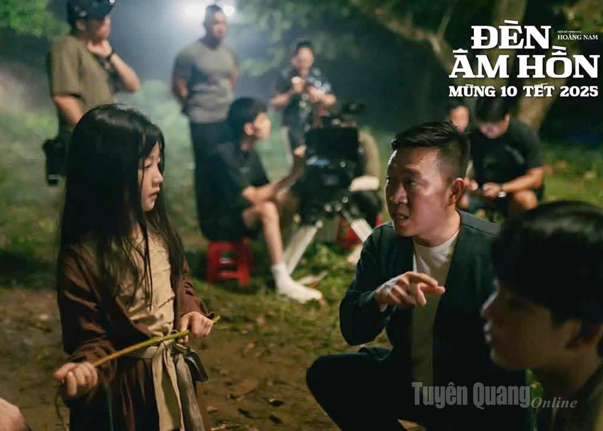 Đạo diễn Hoàng Nam trao đổi với Tuệ Mẫn trước cảnh quay bộ phim Đèn Âm Hồn.