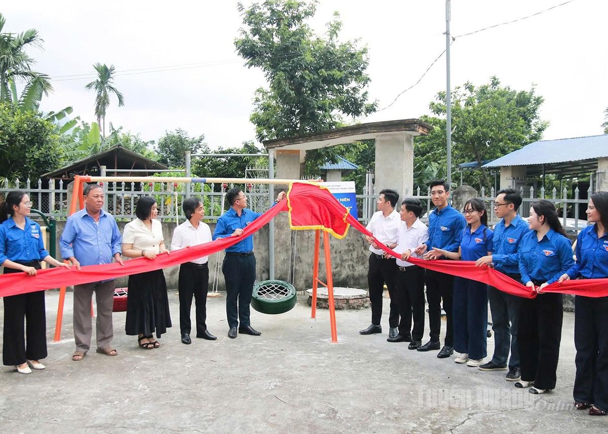 Đoàn xã Sơn Thủy 
khánh thành công trình 
khu vui chơi cho em 
tại thôn Ninh Phú.