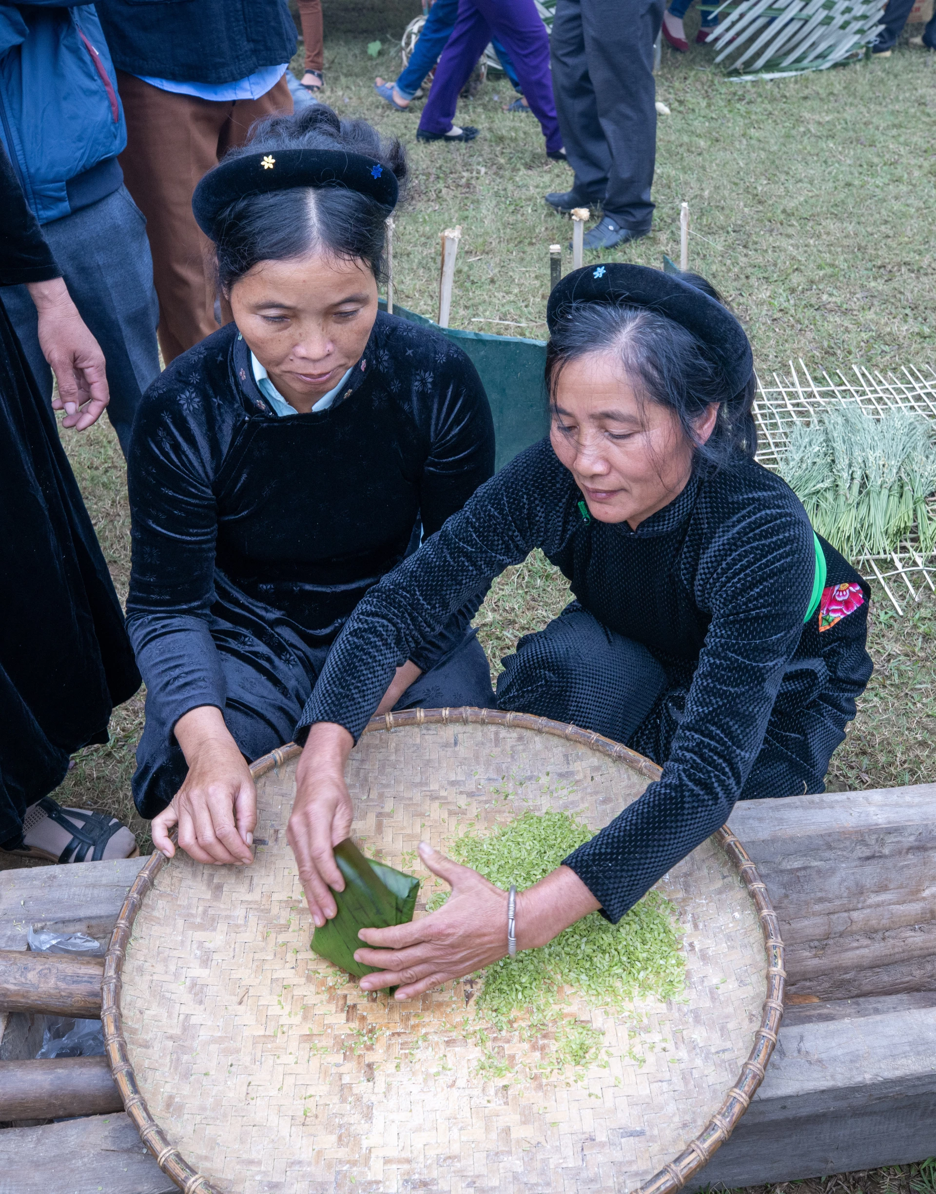 The wrapping stage of green rice flakes.