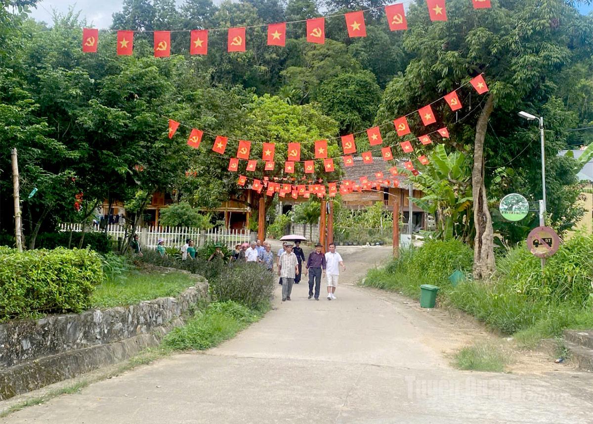 Nhân dân 
thôn Tân Lập, 
xã Tân Trào 
trang trí 
đường vào thôn mừng thành công 
Đại hội.
