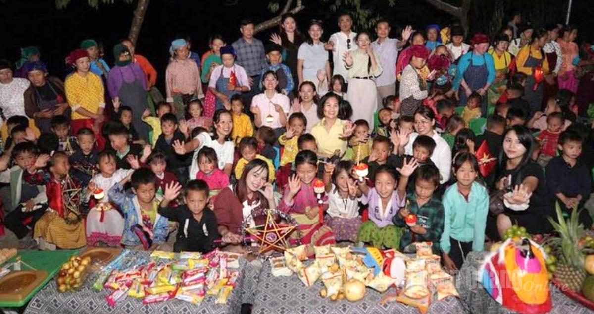 Các em nhỏ vui phá cỗ Trung thu.