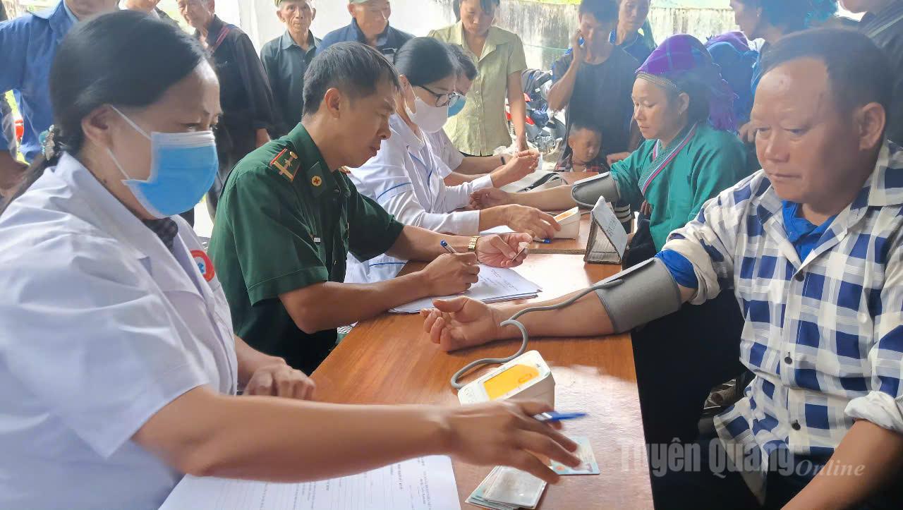 Khám và cấp thuốc miễn phí cho Nhân dân xã biên giới Xín Mần.