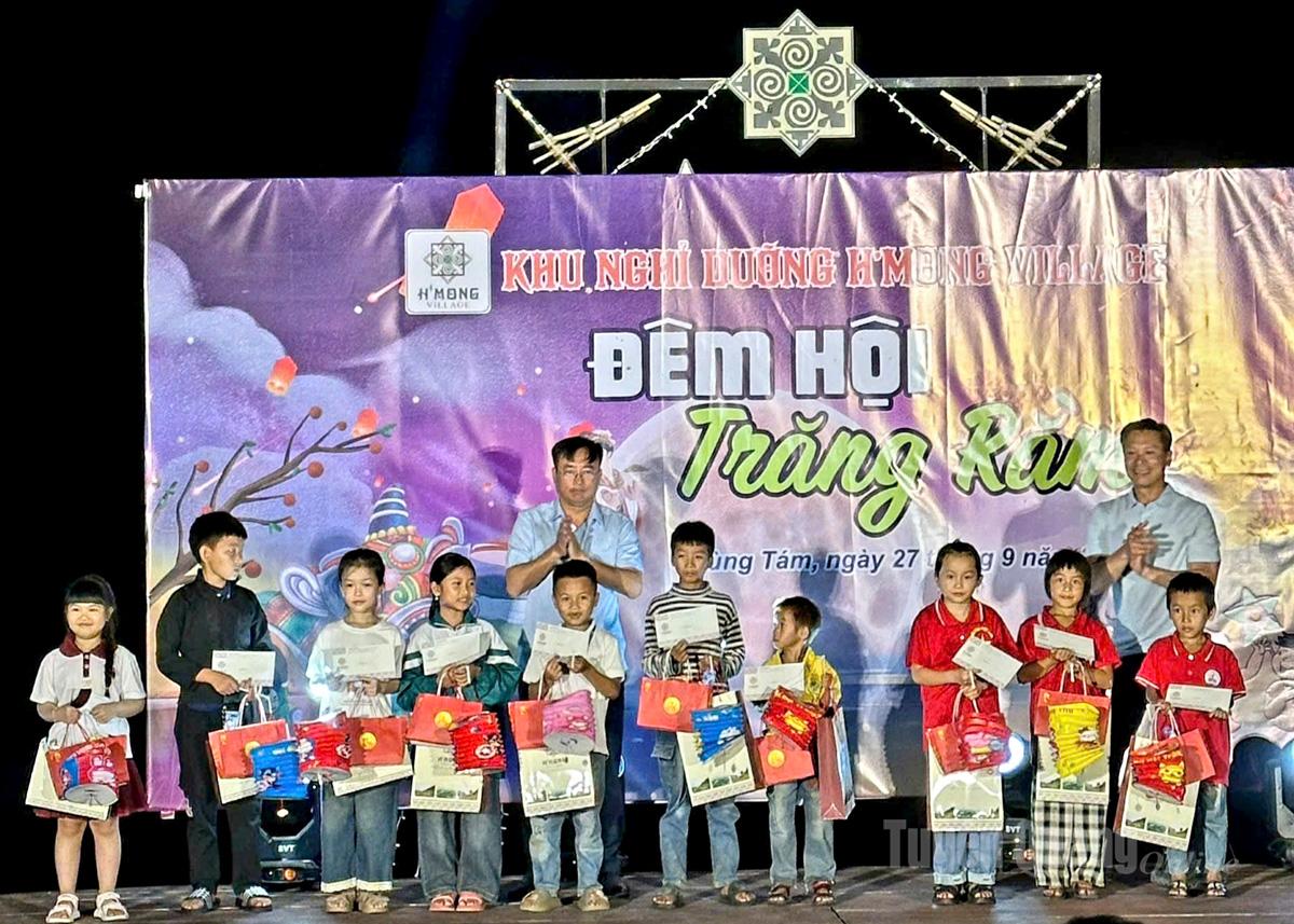 Khu nghỉ dưỡng H’mong Village tặng quà cho học sinh có hoàn cảnh khó khăn.