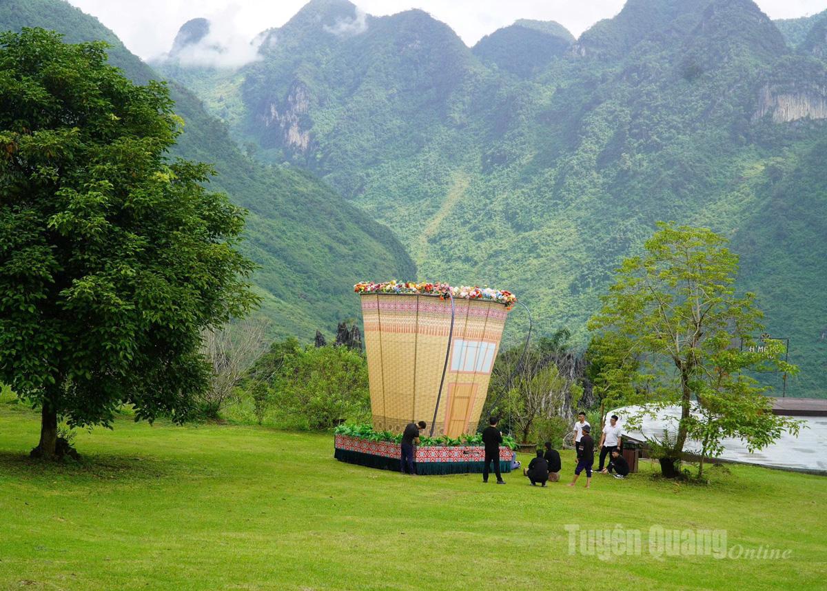 Mô hình đèn Trung thu hình chiếc quẩy tấu tạo ấn tượng cho chương trình.