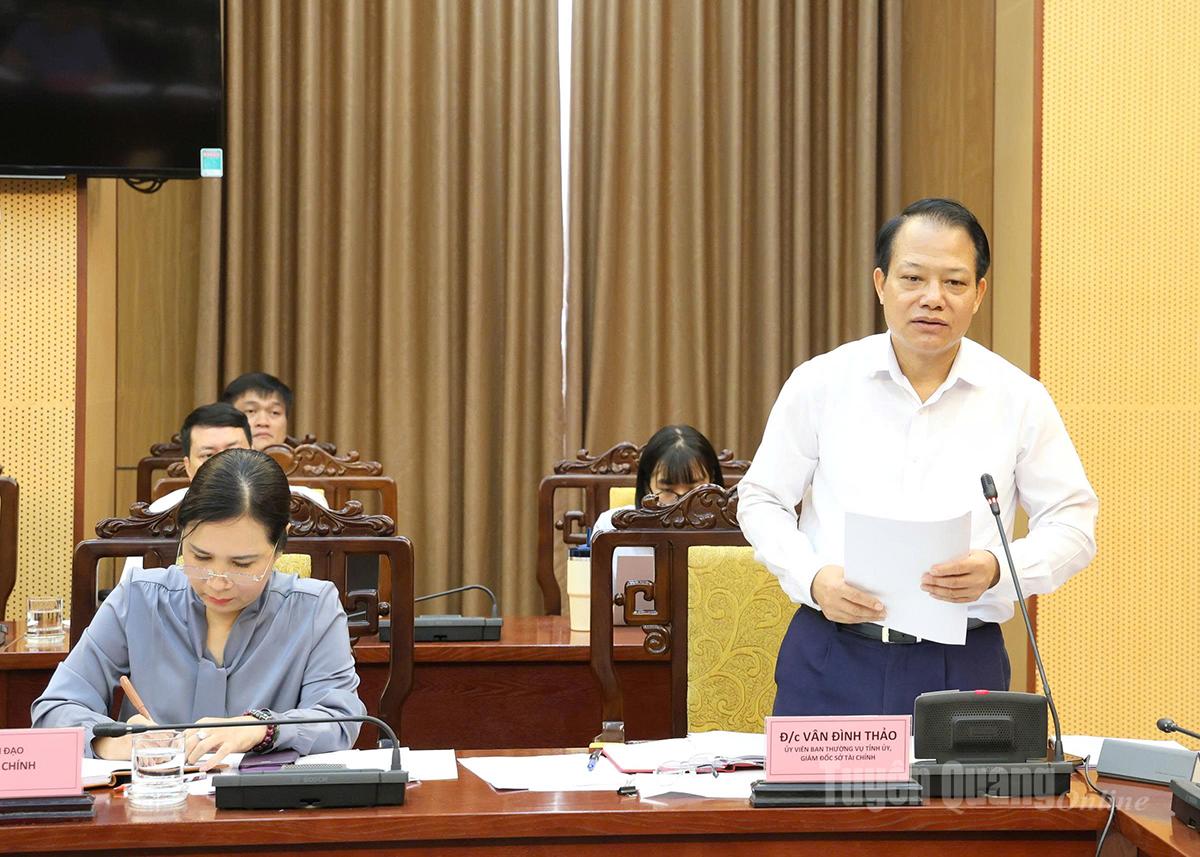Lãnh đạo Sở Tài chính báo cáo tình hình quản lý tài chính - ngân sách, đầu tư công và các dự án trọng điểm tại buổi làm việc của Chủ tịch UBND tỉnh với Sở Tài chính ngày 26 - 9.
