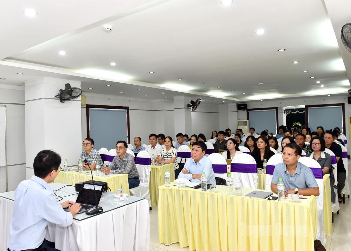 Các đồng chí lãnh đạo Báo và Phát thanh, Truyền hình Tuyên Quang và học viên tham dự lớp bồi dưỡng.