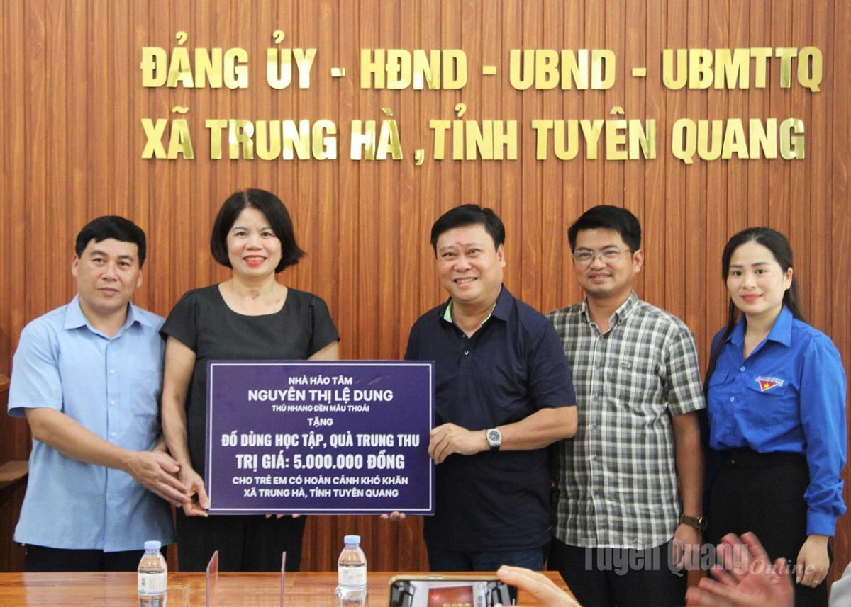 Quỹ Tâm hồn đẹp Hà Nội đã kết nối nhà tài trợ Nguyễn Thị Lệ Dung tài trợ kinh phí đồ dùng học tập và quà tặng cho học sinh.