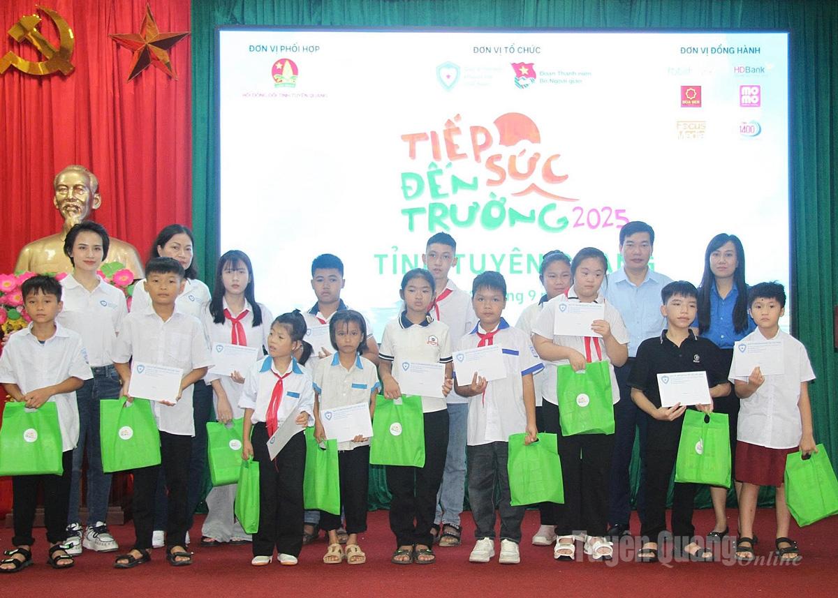 Các đại biểu trao tặng học bổng, phần quà cho các em học sinh khuyết tật, có hoàn cảnh khó khăn.