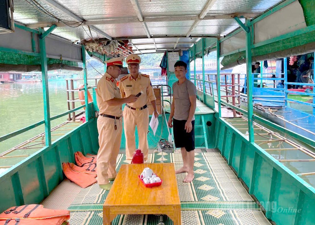 Lực lượng chức năng kiểm tra công tác phòng, chống bão lũ phương tiện đường thủy.