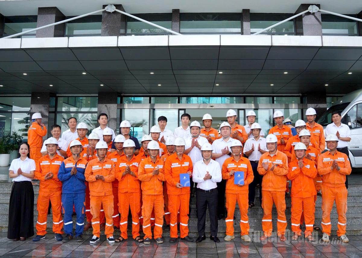 Cán bộ Công ty Điện lực Tuyên Quang hỗ trợ tỉnh Nghệ An khắc phục ảnh hưởng cơn bão số 10.