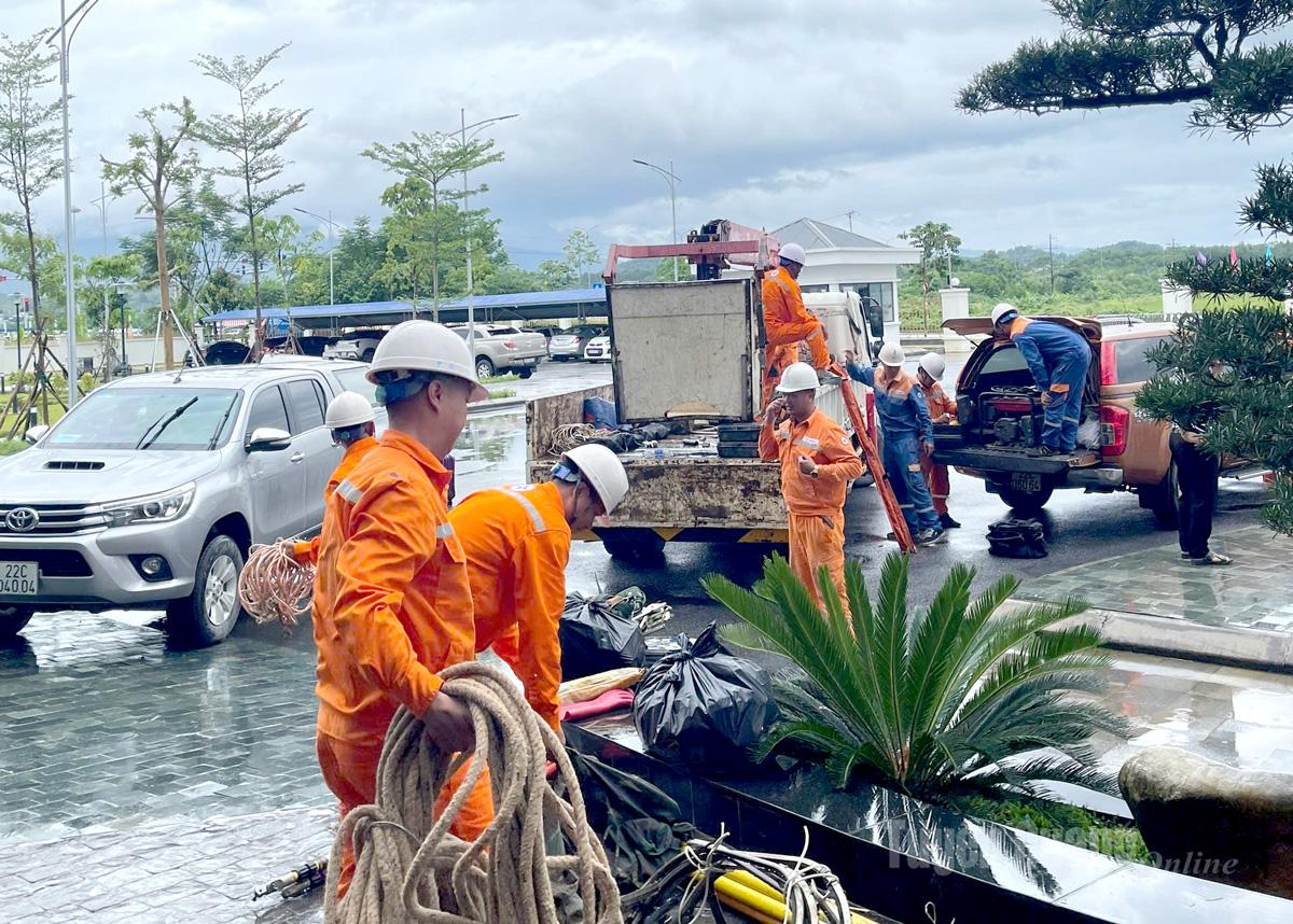 Cán bộ, công nhân viên Công ty Điện lực Tuyên Quang chuẩn bị trang thiết bị hỗ trợ tỉnh Nghệ An khắc phục bão số 10.