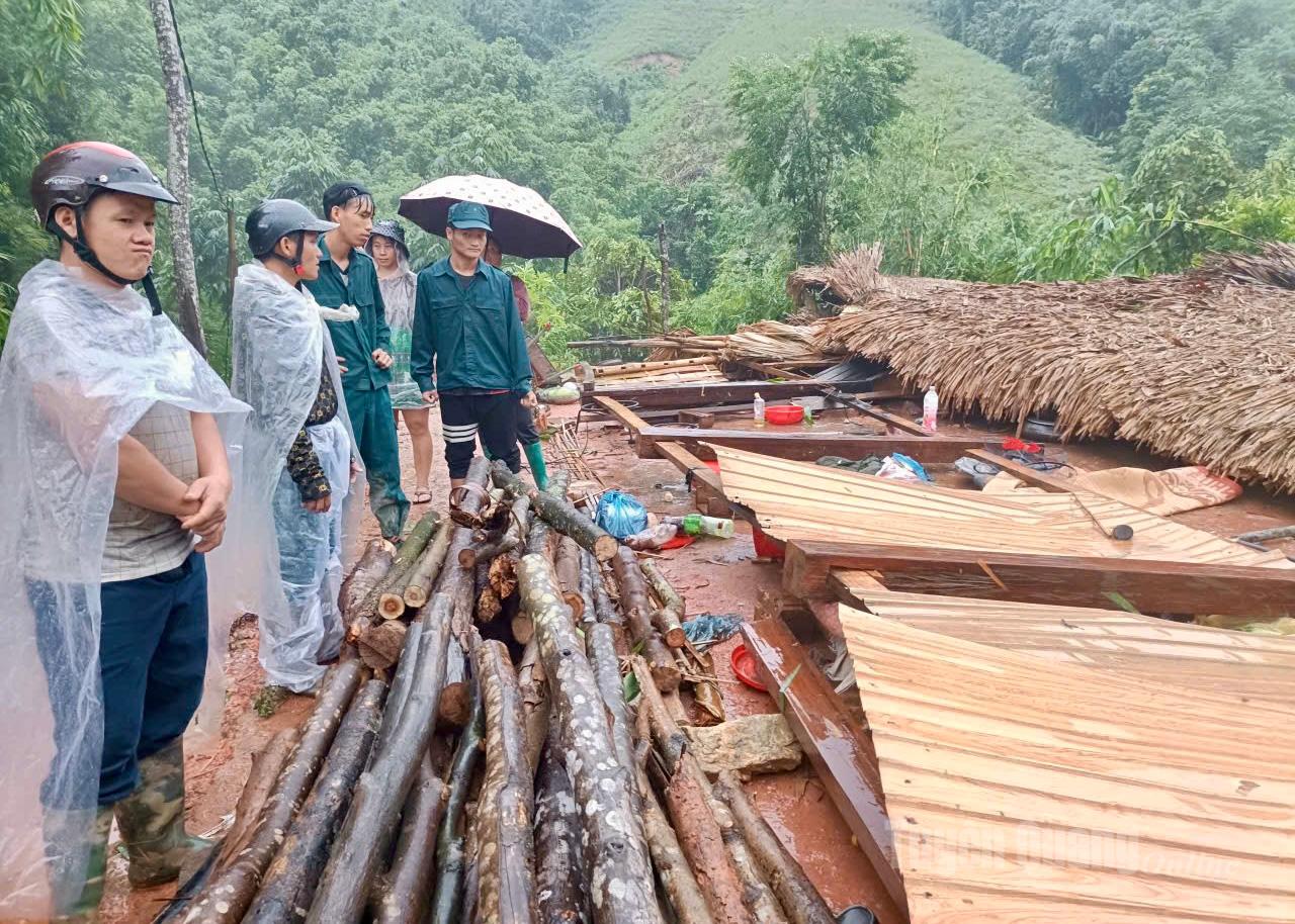 Mưa lốc làm sập hoàn toàn ngôi nhà của ông Hoàng Seo Pao.