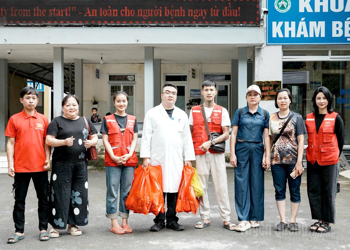 Đoàn tình nguyện tặng quà cho Bệnh viện Đa khoa Mèo Vạc.