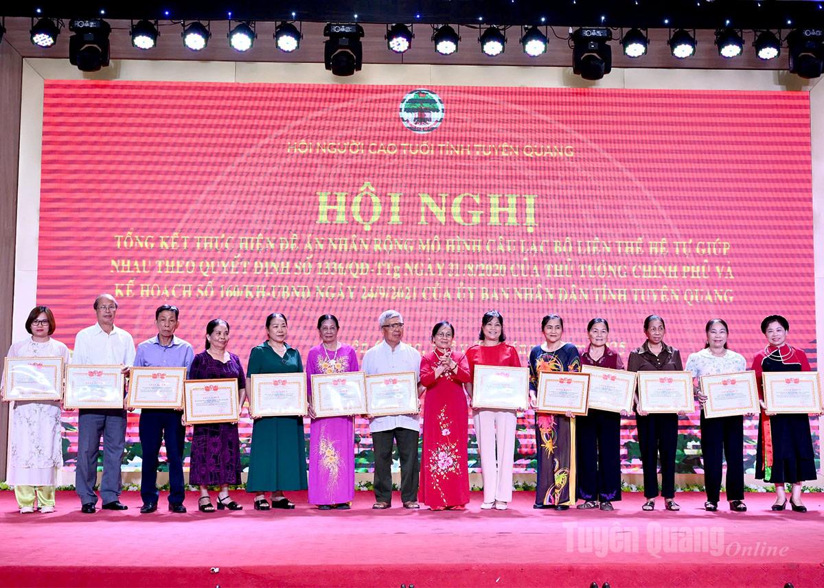 Chủ tịch Hội Người cao tuổi tỉnh Hà Thị Ngọ trao Giấy khen cho các Câu lạc bộ liên thế hệ 
tự giúp nhau tiêu biểu trên địa bàn tỉnh.