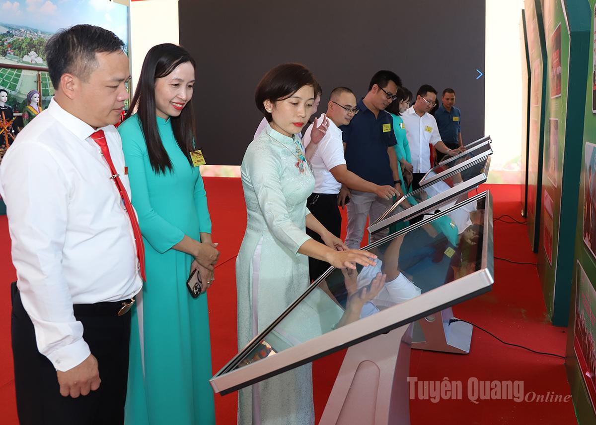 Đại biểu tham quan khu vực triển khai chuyển đổi số 
tại Trung tâm Hội nghị tỉnh.
