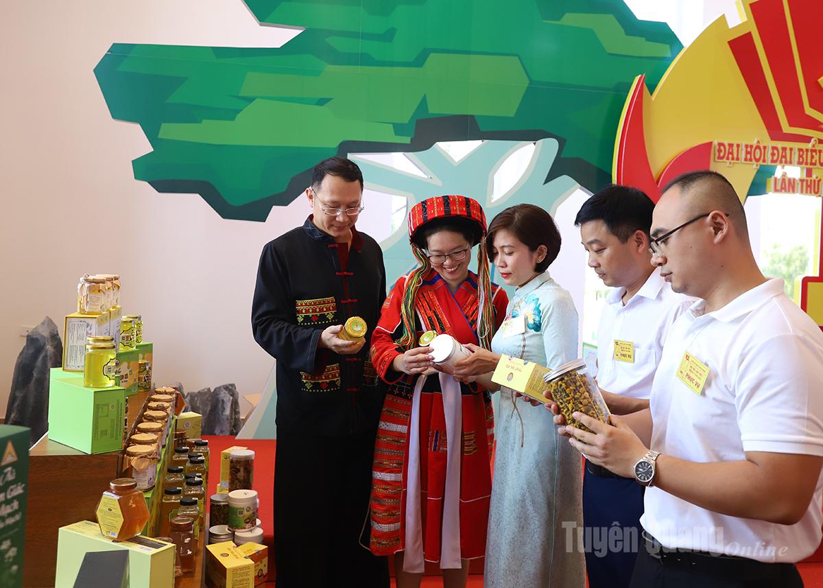 Đại biểu xem sản phẩm tiêu biểu của tỉnh được trưng bày tại Trung tâm Hội nghị tỉnh.