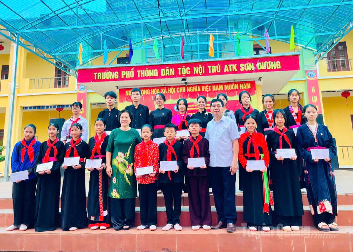 Lãnh đạo Hội Khuyến học tỉnh trao học bổng cho học sinh có hoàn cảnh khó khăn vươn lên trong học tập của Trường Phổ thông Dân tộc nội trú ATK Sơn Dương.