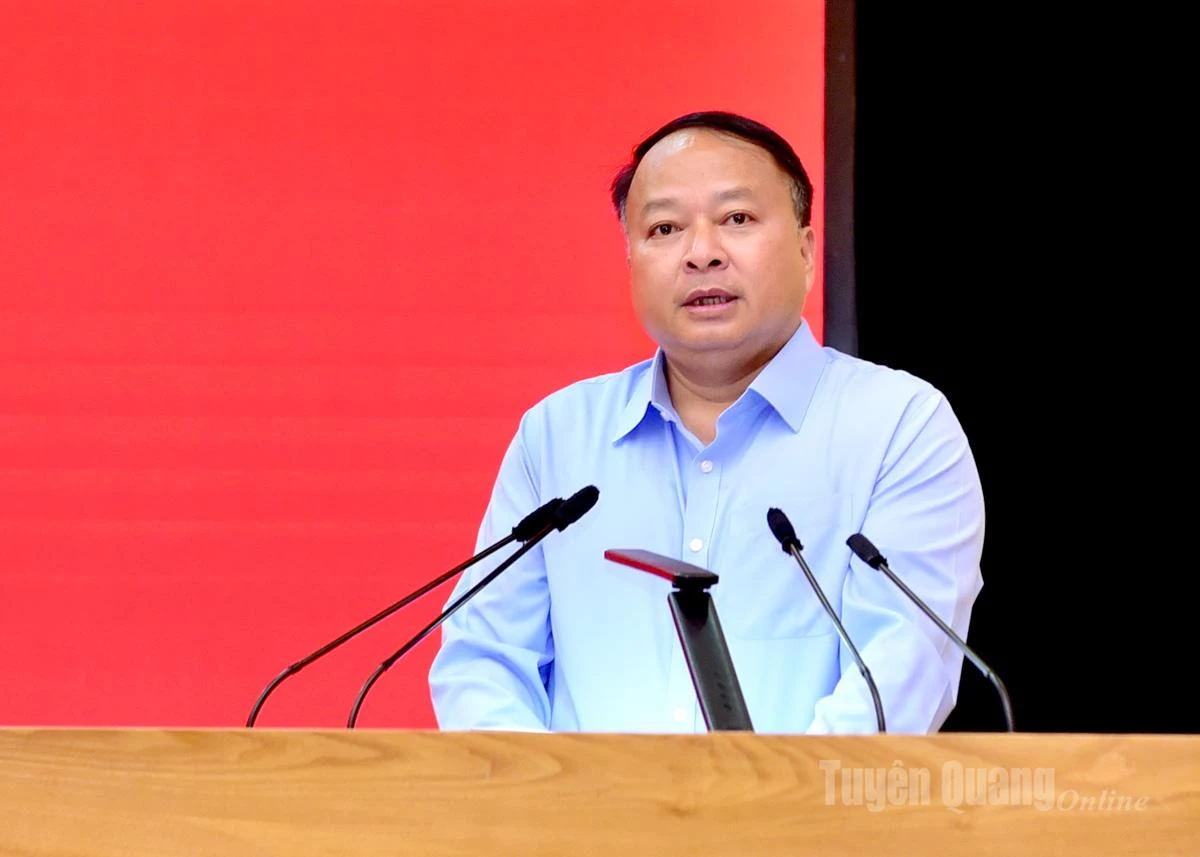 Đồng chí Phan Huy Ngọc, Phó Bí thư Tỉnh ủy, Bí thư Đảng ủy UBND tỉnh, Chủ tịch UBND tỉnh phát biểu chỉ đạo hội nghị.