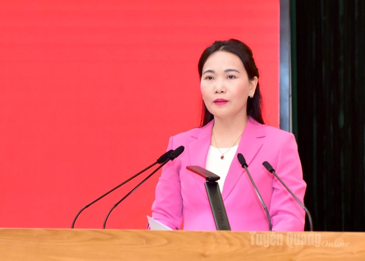 Đồng chí Phó Bí thư Thường trực chuyên trách Đảng ủy UBND tỉnh Nông Thị Bích Huệ thông báo nhanh kết quả Đại hội đại biểu Đảng bộ tỉnh lần thứ I, nhiệm kỳ 2025 2030.