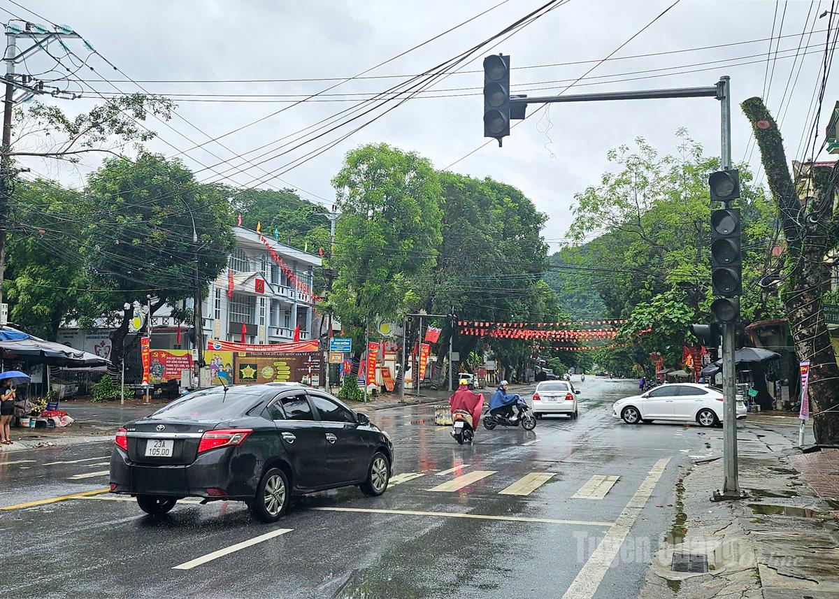 Tình trạng đèn tín hiệu giao thông không hoạt động, gây khó khăn cho việc điều tiết phương tiện và tiềm ẩn nguy cơ mất an toàn giao thông.
