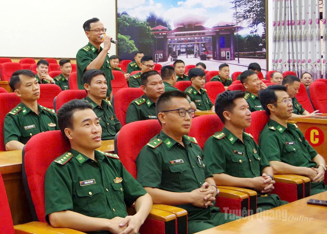 Học viên chia sẻ kinh nghiệm thực tiễn trong công tác phổ biến pháp luật tại cơ sở.
