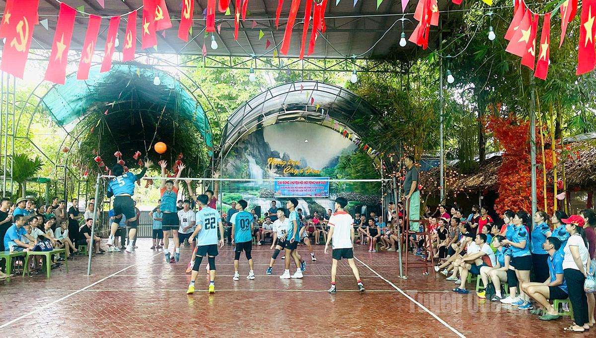 Một trận thi đấu ở nội dung nam trẻ.