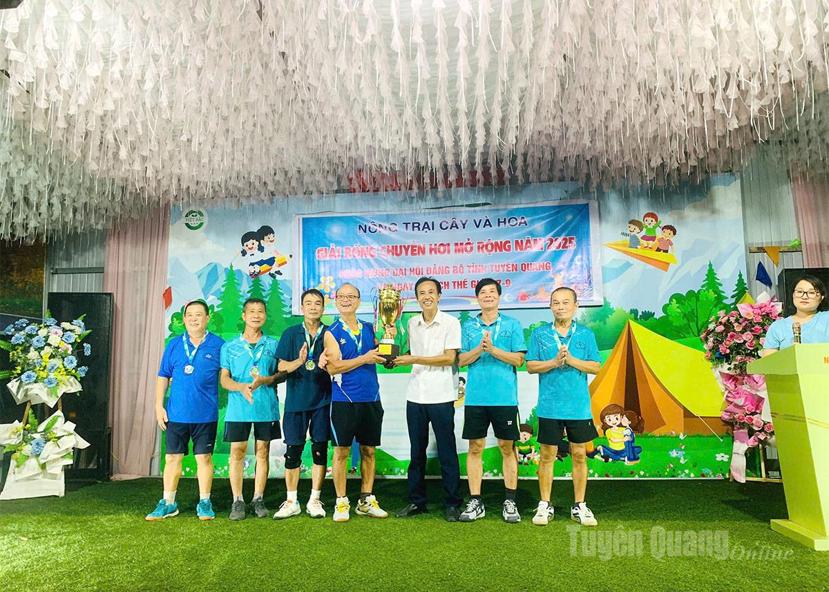Ban Tổ chức trao cúp và huy chương cho các đội đoạt giải nhất tại giải.