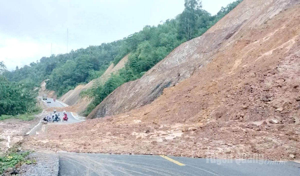 Sạt lở nghiêm trọng trên đường Tỉnh lộ 183, chia cắt giao thông giữa xã Bằng Lang và Xuân Giang.